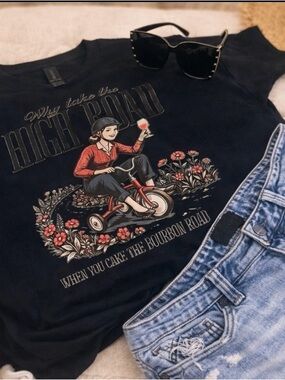 Gildan Black Short Sleeve Tee with Red & Cream Graphic xl